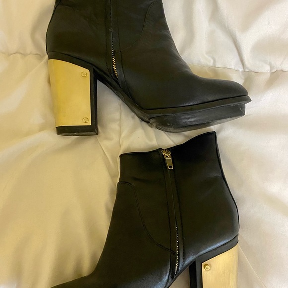 Steve Madden Flight Black Leather Gold-Plated Ankle Booties 3.75 Inch Heel - Picture 1 of 5